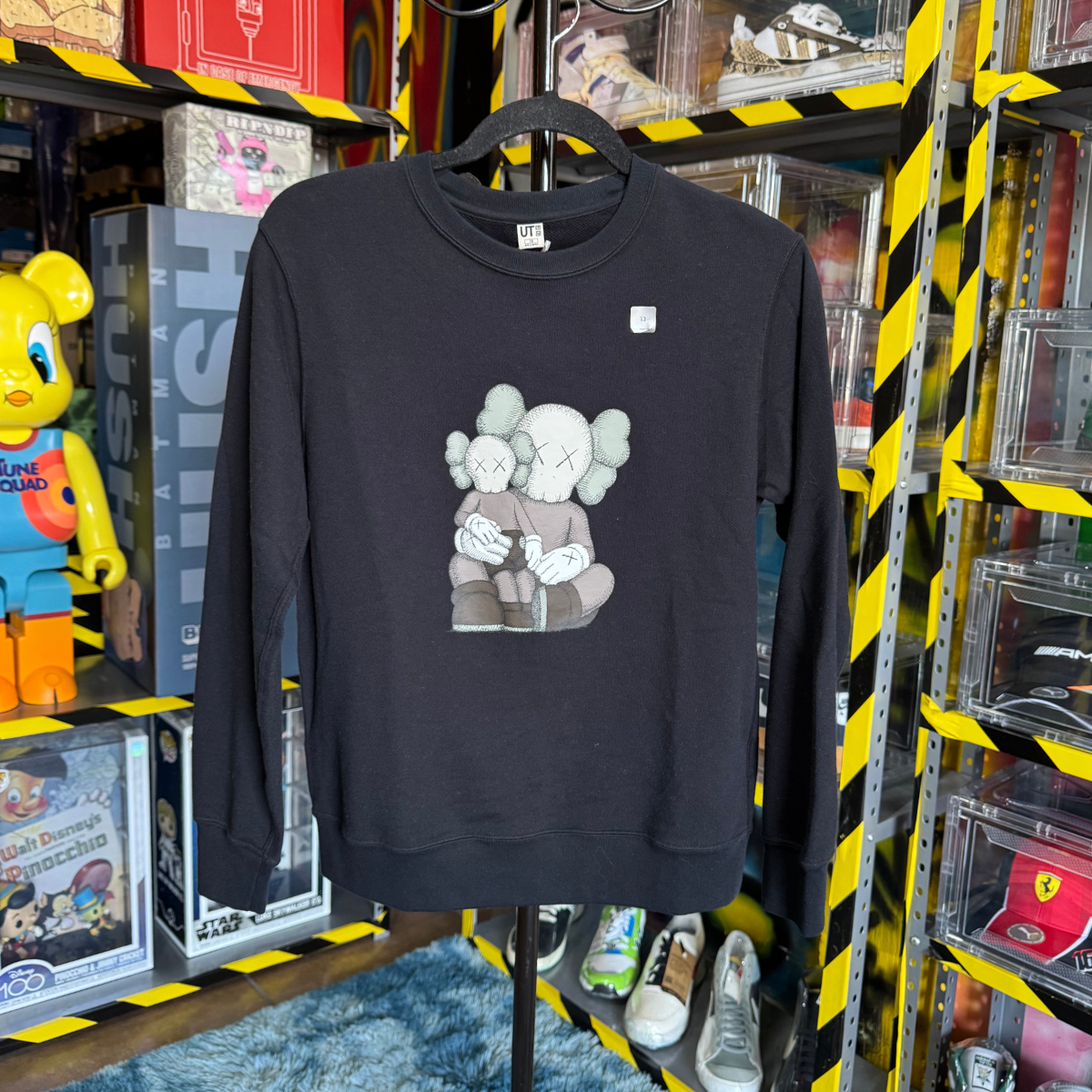 Sudadera Kaws Uniqlo Negra