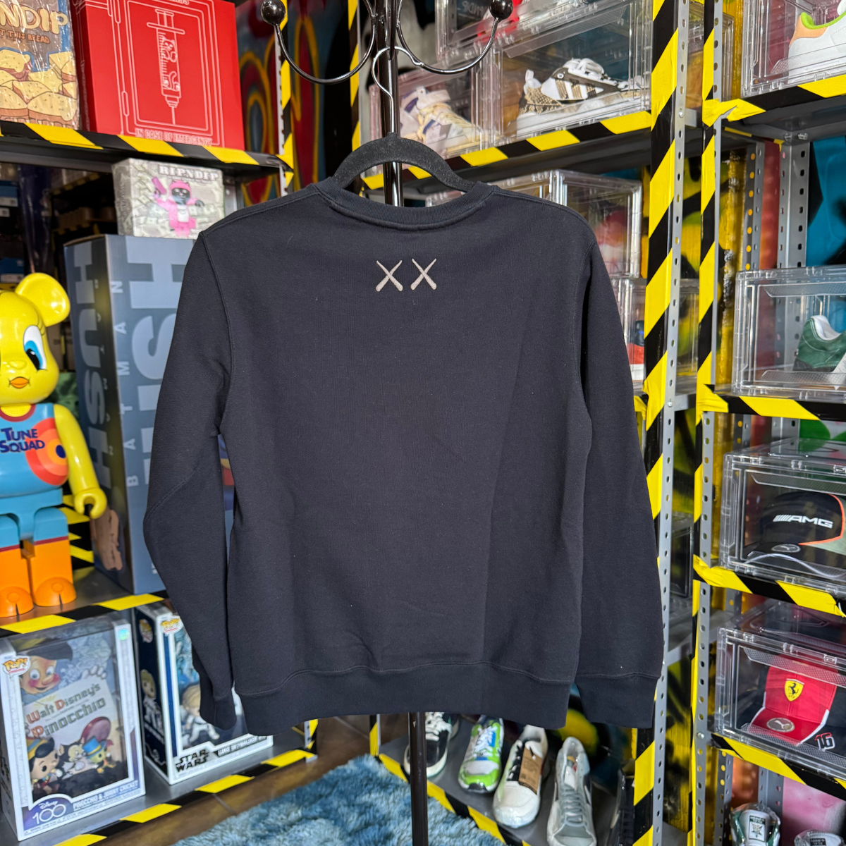 Sudadera Kaws Uniqlo Negra