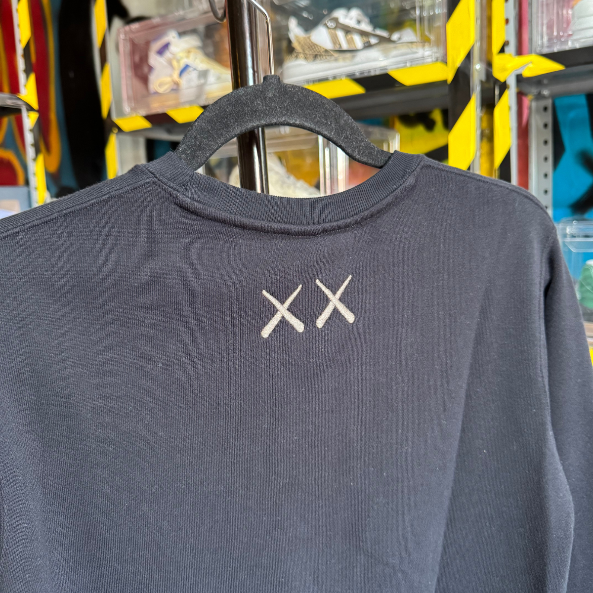 Sudadera Kaws Uniqlo Negra